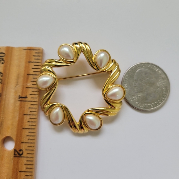 Vintage Monet Wreath Brooch Pin Gold Tone Faux Pearl Jewelry  1.5" - Picture 3 of 4